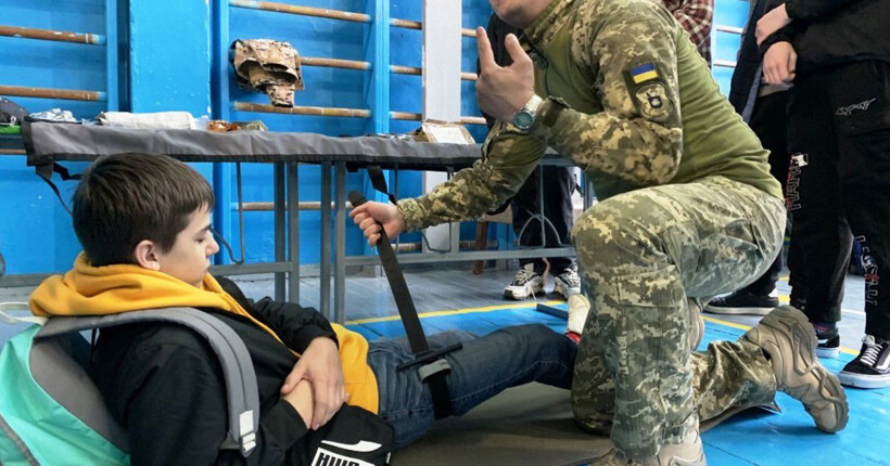 Зміни у шкільній програмі: старшокласників навчатимуть керувати дронами і надавати медичну допомогу