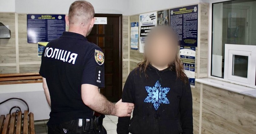 В Одесі жінка “справила нужду” на прапорці у памʼять про полеглих героїв