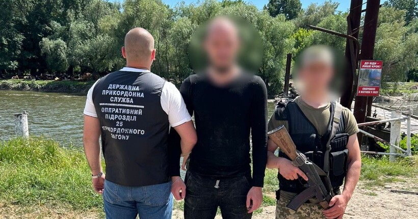 Одесит намагався переплисти Дністер на дитячому матраці з Людиною-павуком