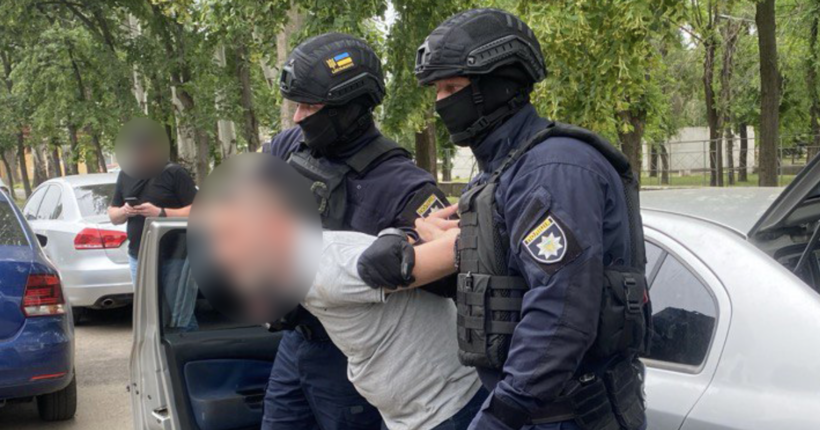 Вимагали $3000 неіснуючого боргу з підприємця: на Дніпропетровщині викрили злочинне угруповання