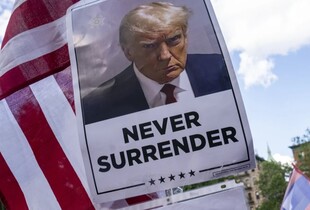 Прибічники Трампа закликають до революції після обвинувального вироку