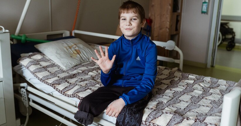 “Тримав відірвану ногу, аби не стекти кровʼю”: історія порятунку 11-річного хлопчика з Харківщини