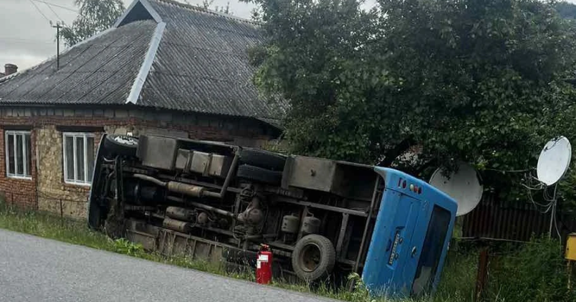 На Закарпатті перекинувся в кювет рейсовий автобус: постраждали 11 людей