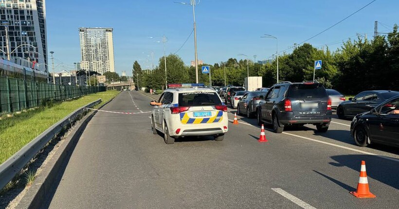 У Києві обвалилася пішохідна частина Повітрофлотського шляхопроводу (відео)