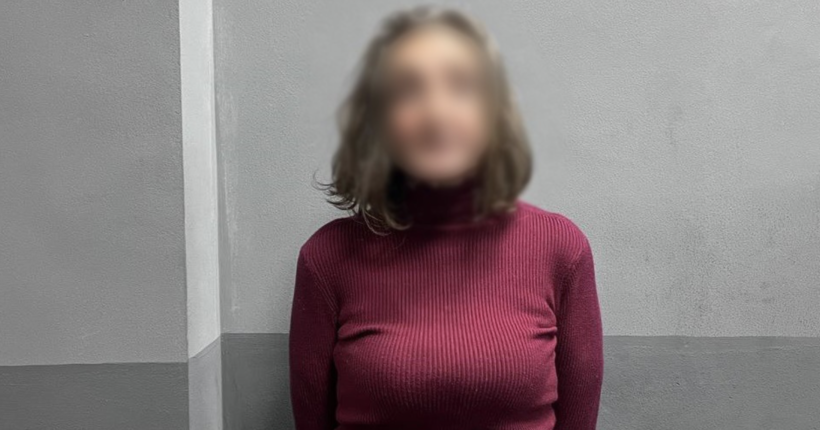 Поліція повідомила про підозру жінці, яка понівечила могили Да Вінчі та Джуса