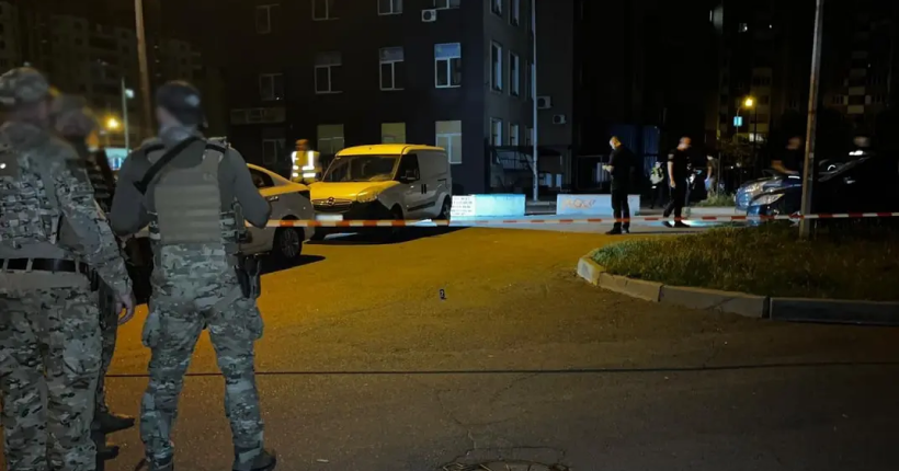На столичній Троєщині чоловік підірвав гранату, пошкодивши 11 автомобілів
