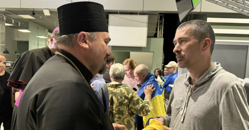 Зеленський показав відео повернення ще десяти українців з російського полону