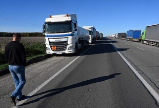 Польща призупинила пропуск українських вантажівок: причина