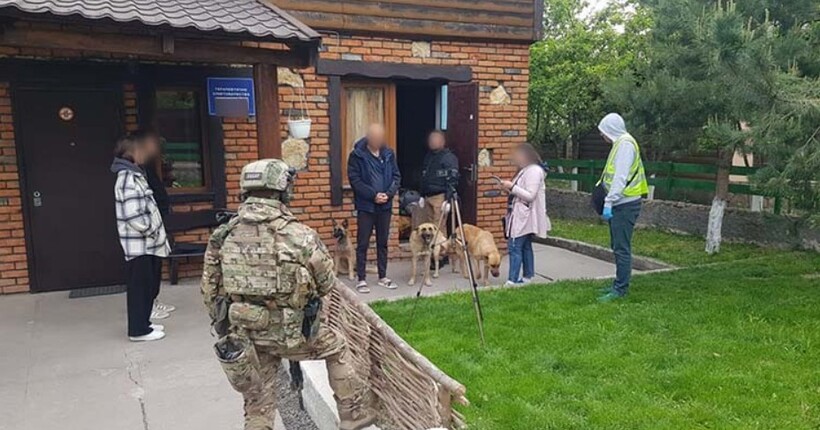 На Тернопільщині та Хмельниччині викрили злочинну групу, яка утримувала 35 людей у неволі