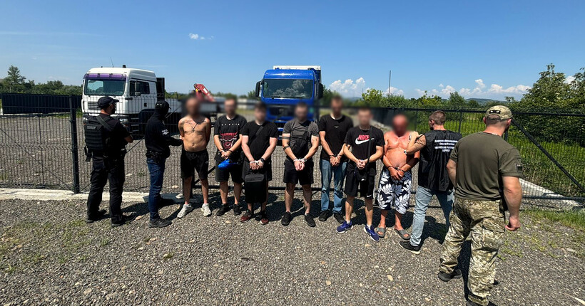 Прикордонники на Закарпатті затримали групу, яка займалась переправлення чоловіків за кордон