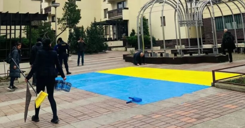 В Чехії активістам загрожує ув’язнення за українські прапори перед російськими будинками 