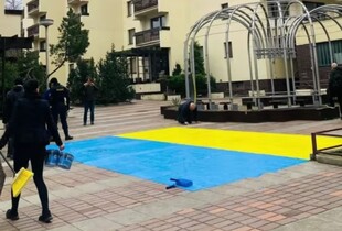 В Чехії активістам загрожує ув’язнення за українські прапори перед російськими будинками