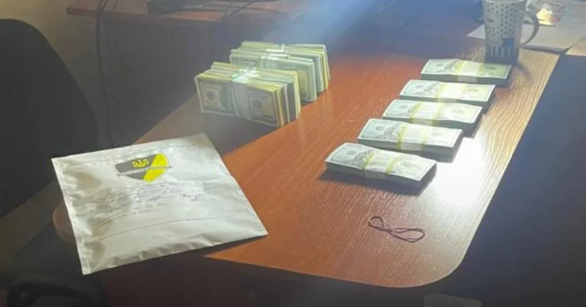 Суд відправив під варту прокурора, який брав хабар у $170 тисяч за закриття кримінальної справи