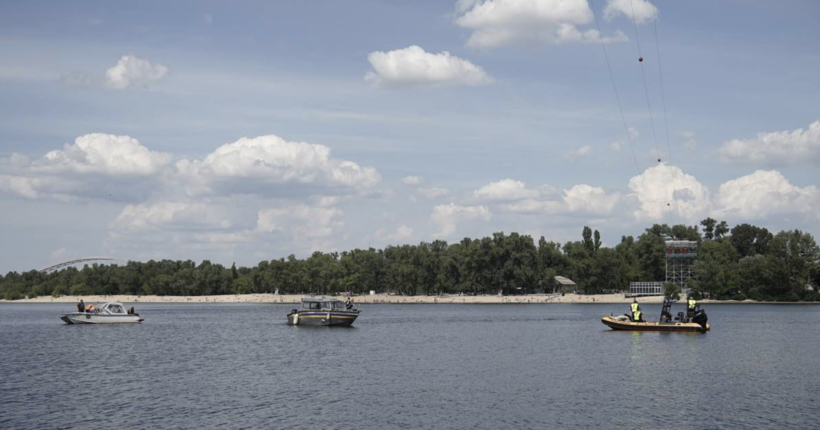 Обрив троса атракціону у Києві: рятувальники шукають дівчину, яка впала у Дніпро