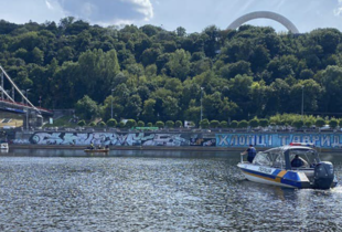 У результаті обриву троса на атракціоні у Києві у воду впав хлопець: його шукають