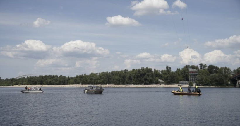 ДСНС досі шукає хлопця, який впав у воду з атракціону в Києві