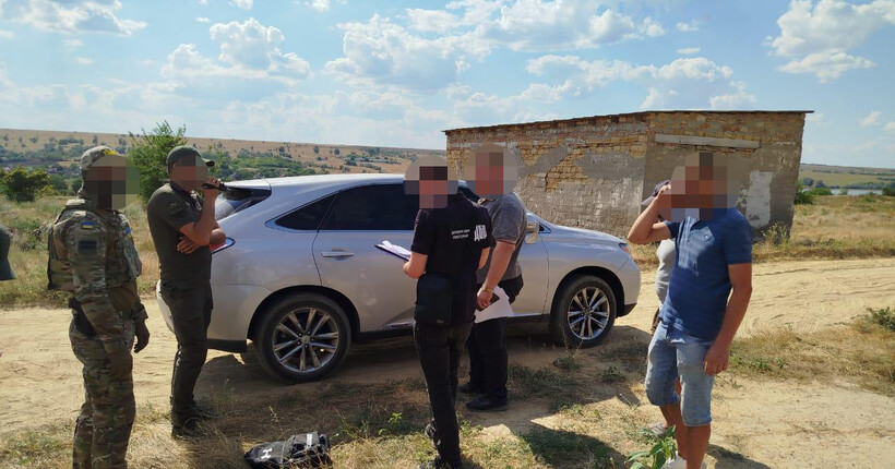 Хотів збагатитися на ухилянтах: ДБР затримало посадовця міграційної служби