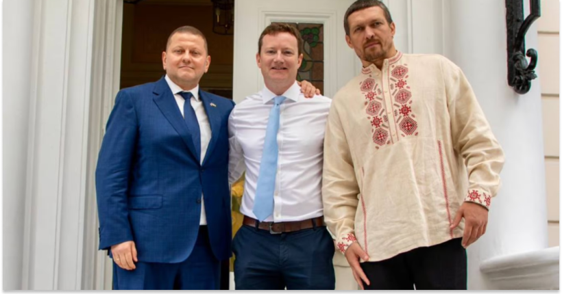 Залужний зустрівся з Усиком в Лондоні та передали в Україну конвой з 50 машин