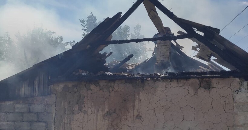 Нікопольський район зазнав майже 20 російських атак протягом дня: є постраждалий 