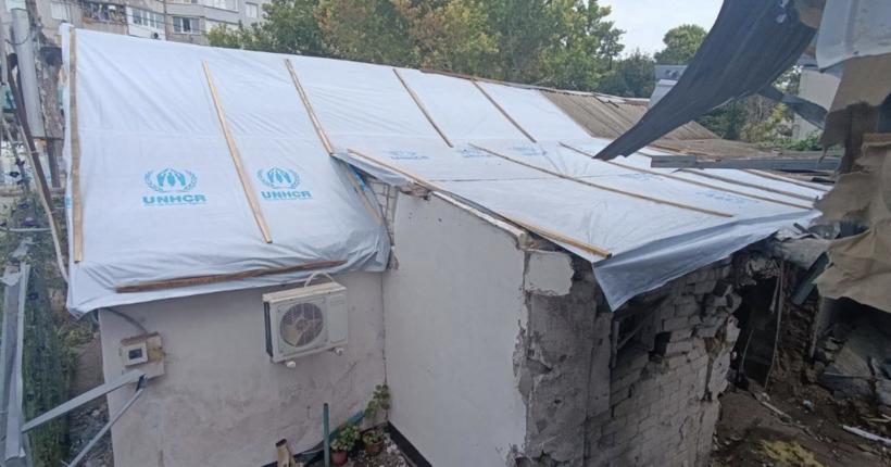 На Херсонщині росіяни скинули вибухівку на приватний будинок, є постраждалий