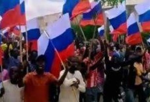 Шили російські прапори для протестів: в Нігерії затримали кравців