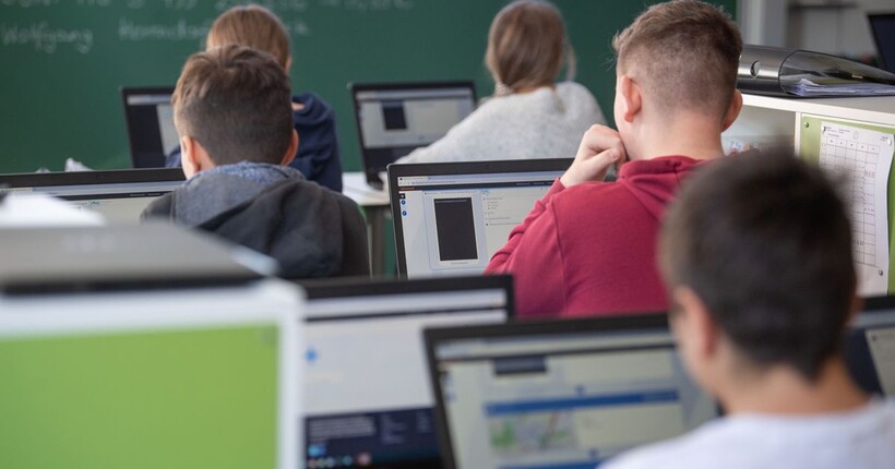 В українські школи можуть інтегрувати фінансову грамотність та інформаційну безпеку