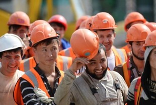 Мігрантів тримають за колючим дротом: Андрющенко про "трудові табори" рф в Маріуполі