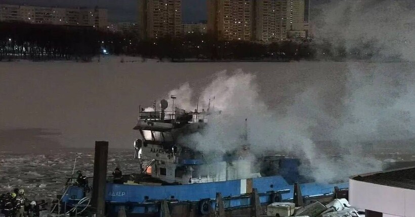На росії продовжуються пожежі: У Москві горів трирівневий буксир «Адлер» (ВІДЕО)