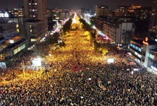 Масові протести у Сербії: люди вимагають покарати владу за загибель 14 осіб на вокзалі