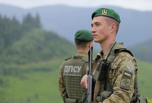 Прикордонники знищили російський прапор на Чернігівщині