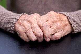 Вчені знайшли зв’язок хвороби Паркінсона з кишковими бактеріями