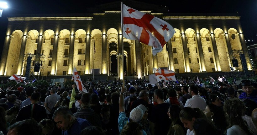 Протести в Грузії: силовики прийшли з обшуками в офіси опозиційних партій