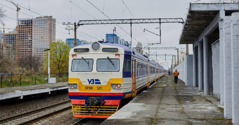 Під потяг Кільцевої електрички кинулася людина, - Kyiv City Express