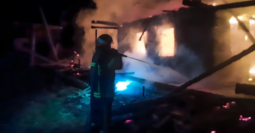 Чоловік врятував з вогню шістьох дітей та їх батьків на Буковині - ДСНС