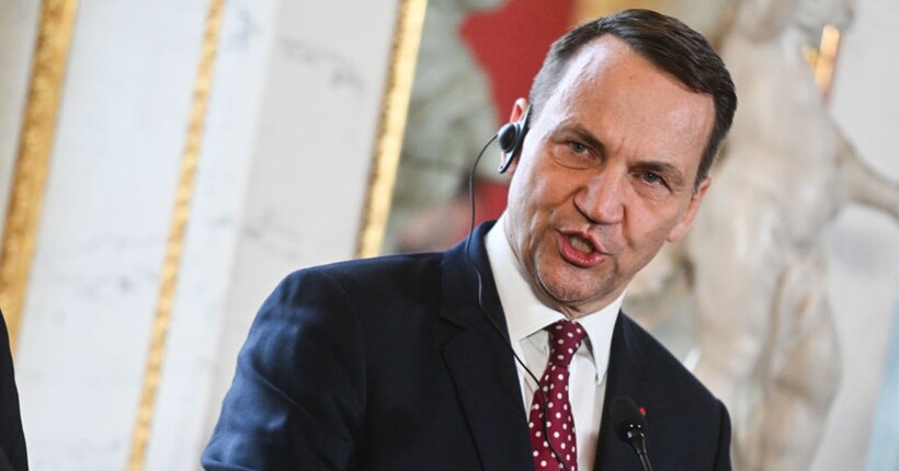 В Польщі можуть закрити всі консульства рф - Сікорський