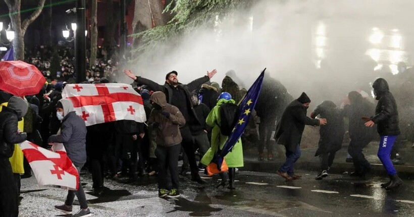 В Грузії неможливо ніде купити рідину проти сльозогінного газу та піротехніку - Ліберова
