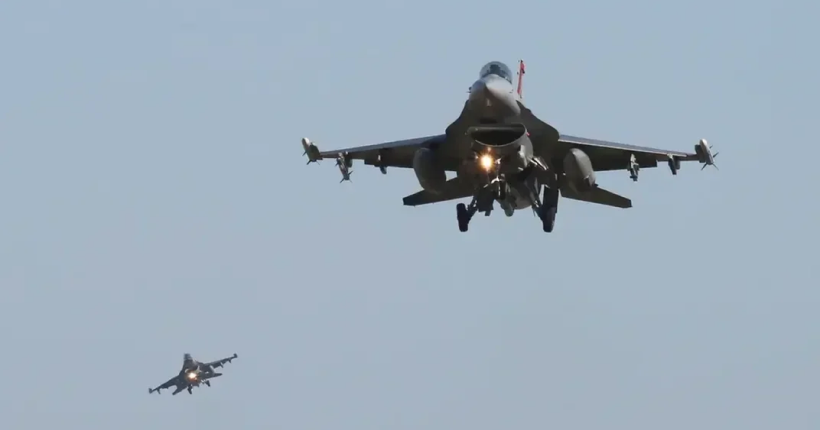 США змогли навчити лише обмежену кількість пілотів на F-16, бо в Україні їх бракує — Салліван