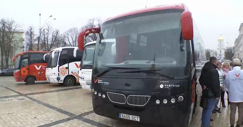 Дитячі реабілітаційні центри отримали чотири автобуси до дня Святого Миколая