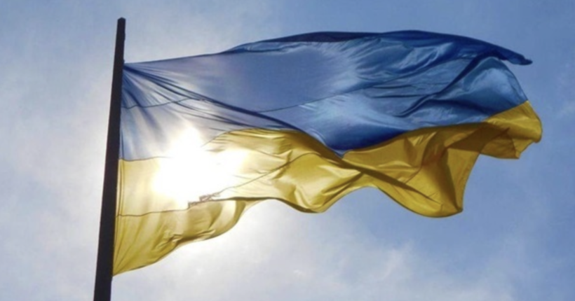 У Києві пошкоджено найбільший прапор України: в чому причина