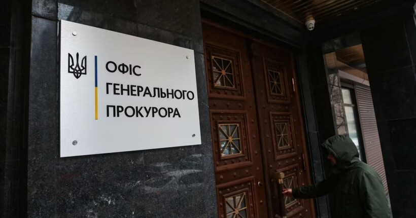 Повідомлено про підозру двом окупантам, які викрали матір українського правоохоронця та катували її