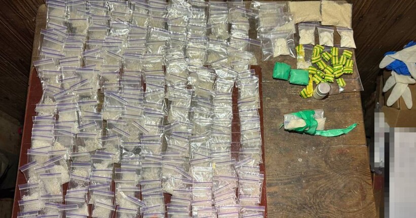 Щомісячно збували психотропів на майже 5 млн грн: СБУ повідомило про підозру наркоторговцям