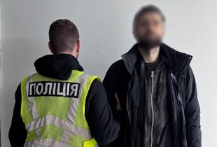 У Києві затримали чоловіка, який посеред вулиці побив власного собаку