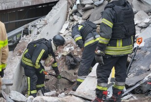 Удар по Запоріжжю: рятувальники дістали з-під завалів тіло 11-ї загиблої
