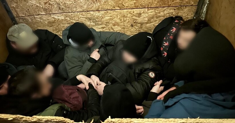 На Закарпатті в мікроавтобусі з подвійною стінкою виявили вісім ухилянтів