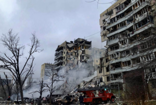 Влучання російської ракети в багатоповерхівку в Дніпрі: постраждали десять осіб, серед них є діти