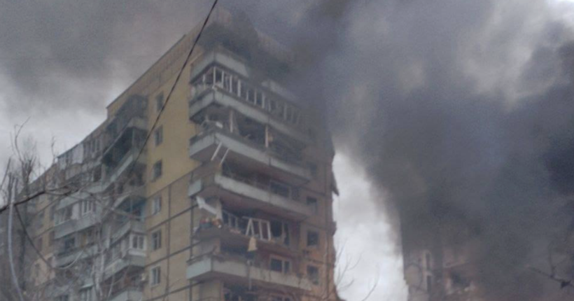 Російська ракета влучила у багатоповерхівку в Дніпрі: частина будинку знищена, під завалами знаходяться люди