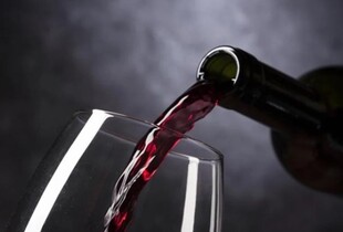 Французьке червоне вино різко втрачає популярність: молодь обирає інші напої