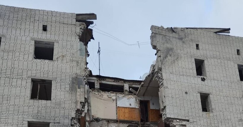 Російська авіабомба зруйнувала багатоповерхівку на Сумщині: є поранені діти
