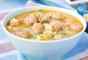 Як приготувати суп з фрикадельками та булгуром: простий рецепт