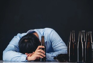 Вчені докладно пояснили, як алкоголь впливає на якість сну